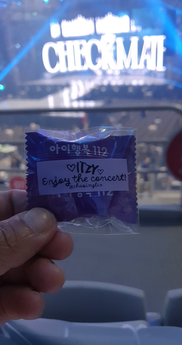 MarioDXplorer's tweet photo. less than an hour and the concert will start 😍😍

will give my best to cheer our Queens 🧡💛💚💙💜

#ITZY_WORLD_TOUR 
#ITZY_CHECKMATE 
#ITZY_SNEAKERS 
#ITZY #MIDZY 
@ITZYofficial https://t.co/J5uE00mSXZ
