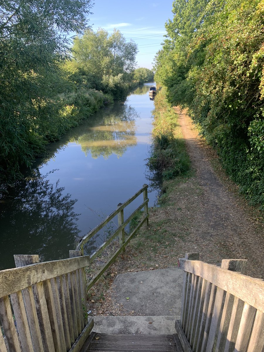 katiebutler06's tweet photo. Busy on the canal this morning, one runner said to me enjoy this, so I did! Particularly watching 10 blokes trying to get through a lock! #AHPsactive #saturday10k https://t.co/yKbaKGpdXV