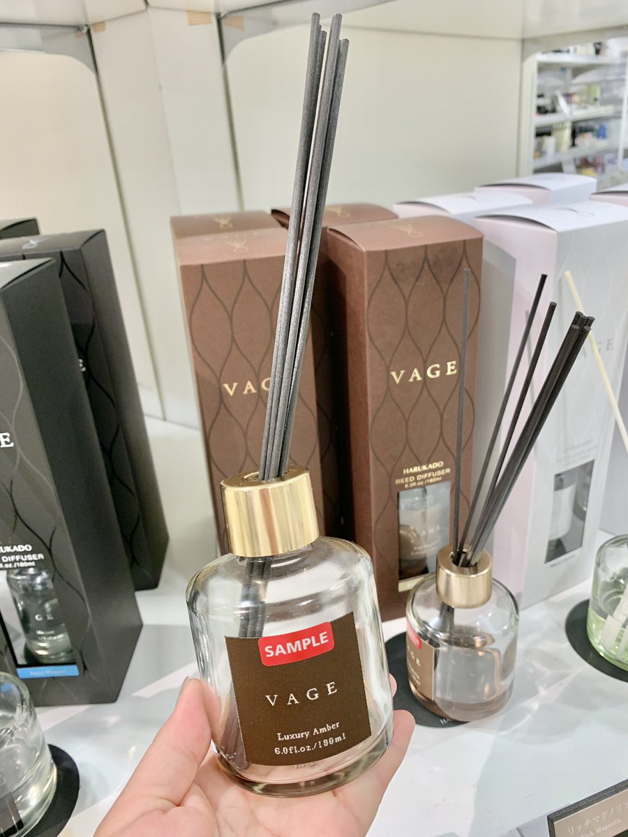 Hands_Umeda's tweet photo. ラグジュアリーな香りとデザインが人気🤎大人のリードディフューザー「晴香堂 VAGE(バーグ)」🦓
上品な香りでユニセックスで使えるので贈り物にもおすすめです😉リッチマグノリアが特に贅沢な香り…✨
税込3,850円(12F)
#ディフューザー
#VAGE https://t.co/OTAfGmMe5Y