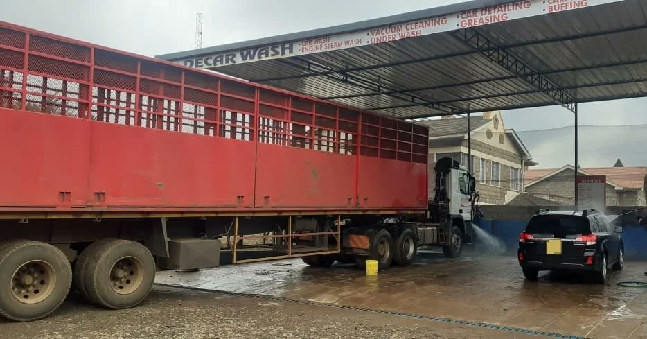 decarwashke's tweet photo. Gari lazima pia ipige looku, ama niaje? Pitia DECARWASH leo for that sparkling clean wash - in and out. https://t.co/7djYZFHBVN