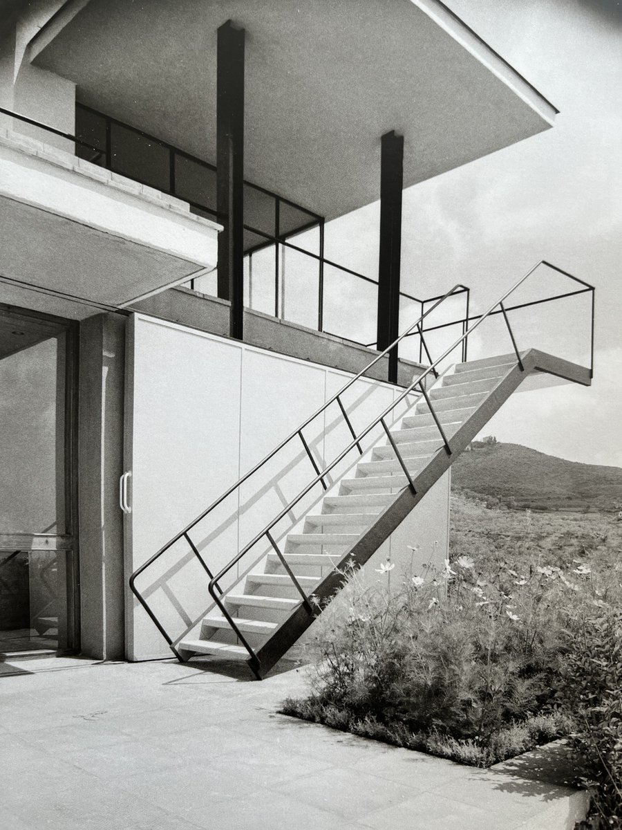 🌞Summer #100x100masterhouses ... Moratiel House (1955) in #Barcelona, by Josep María Sostres #photo by Francesc Català-Roca
