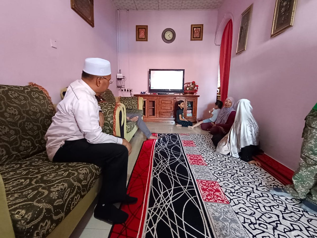 ustaz_idris's tweet photo. Sedih dan sayu dengan En Othman Hussain yang diuji dengan stroke. Dulunya pemandu kontena di Pelabuhan Klang. Seorang yang sangat kuat bekerja mencari nafkah untuk menyara keluarga. https://t.co/l3CNg6AV1c