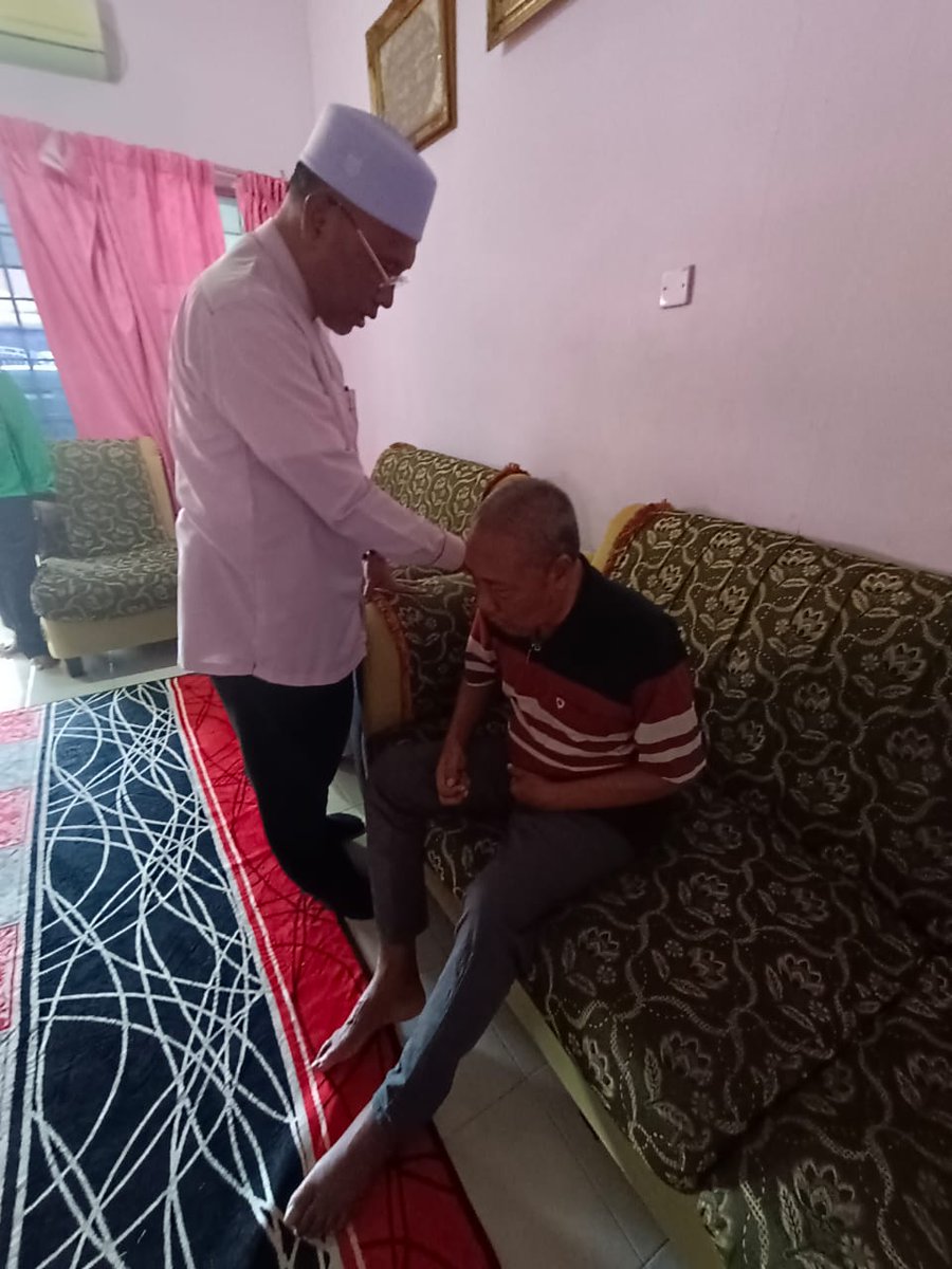 ustaz_idris's tweet photo. Sedih dan sayu dengan En Othman Hussain yang diuji dengan stroke. Dulunya pemandu kontena di Pelabuhan Klang. Seorang yang sangat kuat bekerja mencari nafkah untuk menyara keluarga. https://t.co/l3CNg6AV1c