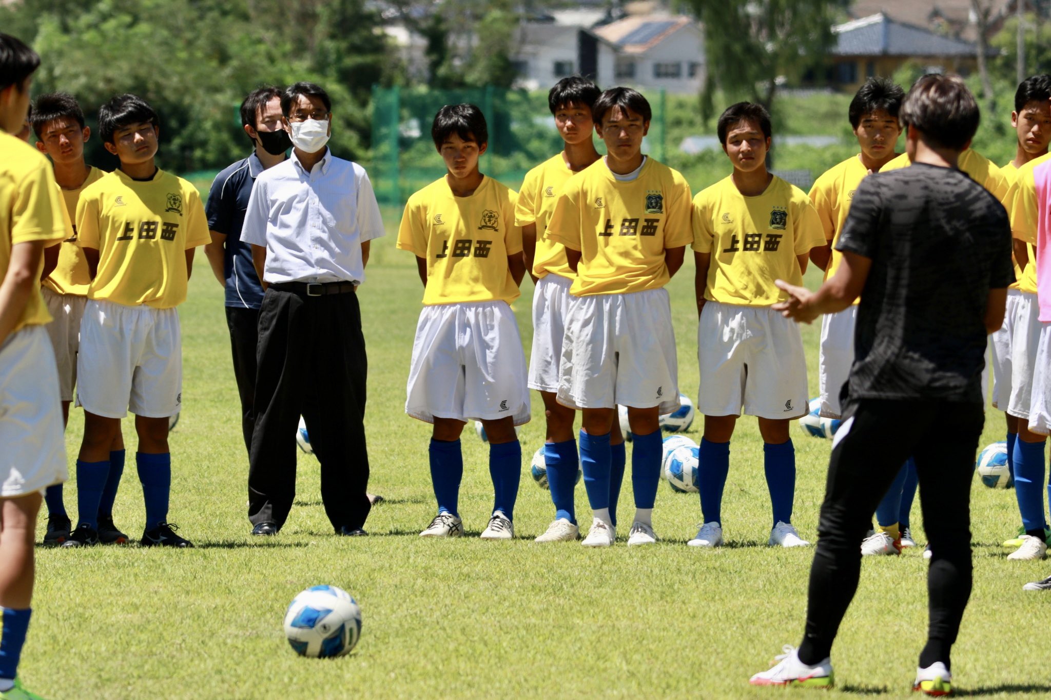 上田西高校新聞委員会編集局 サッカーの元日本代表で J リーグ最多得点記録を持つ大久保嘉人選手 Okubonbon13 が 上田西高校に来校し サッカー教室を行いました 大久保選手は本校サッカー部の白尾秀人監督の高校時代の後輩にあたります 今回は大久保選手の