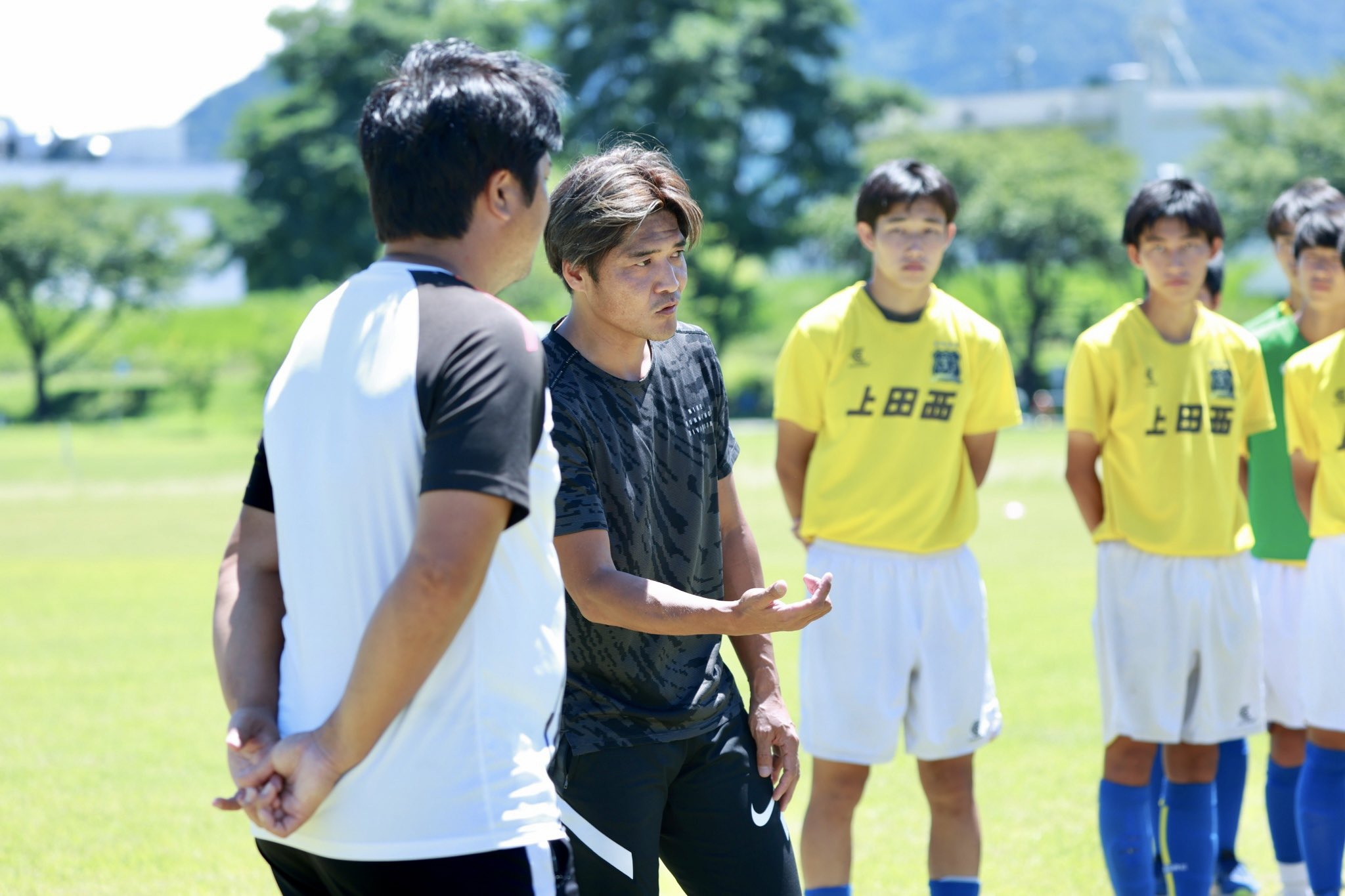 上田西高校新聞委員会編集局 サッカーの元日本代表で J リーグ最多得点記録を持つ大久保嘉人選手 Okubonbon13 が 上田西高校に来校し サッカー教室を行いました 大久保選手は本校サッカー部の白尾秀人監督の高校時代の後輩にあたります 今回は大久保選手の