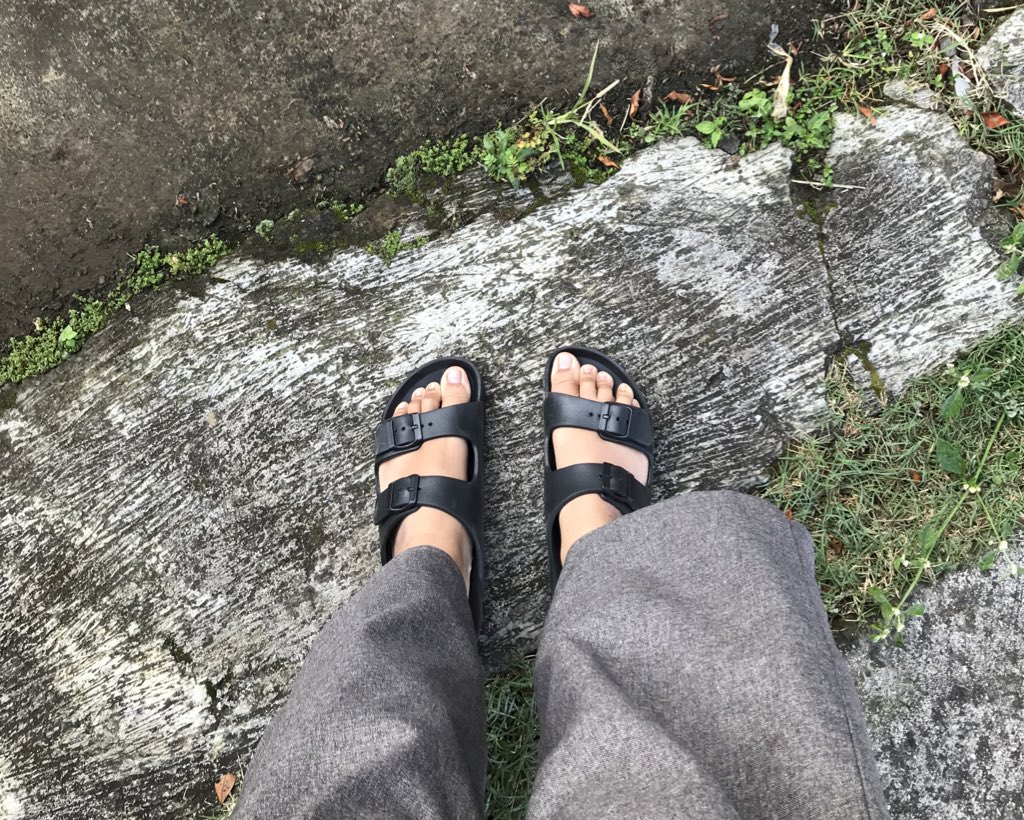 cwaracwara's tweet photo. @ohmybeautybank Sandal sejuta umat 😂 https://t.co/YNMd4JJYw7