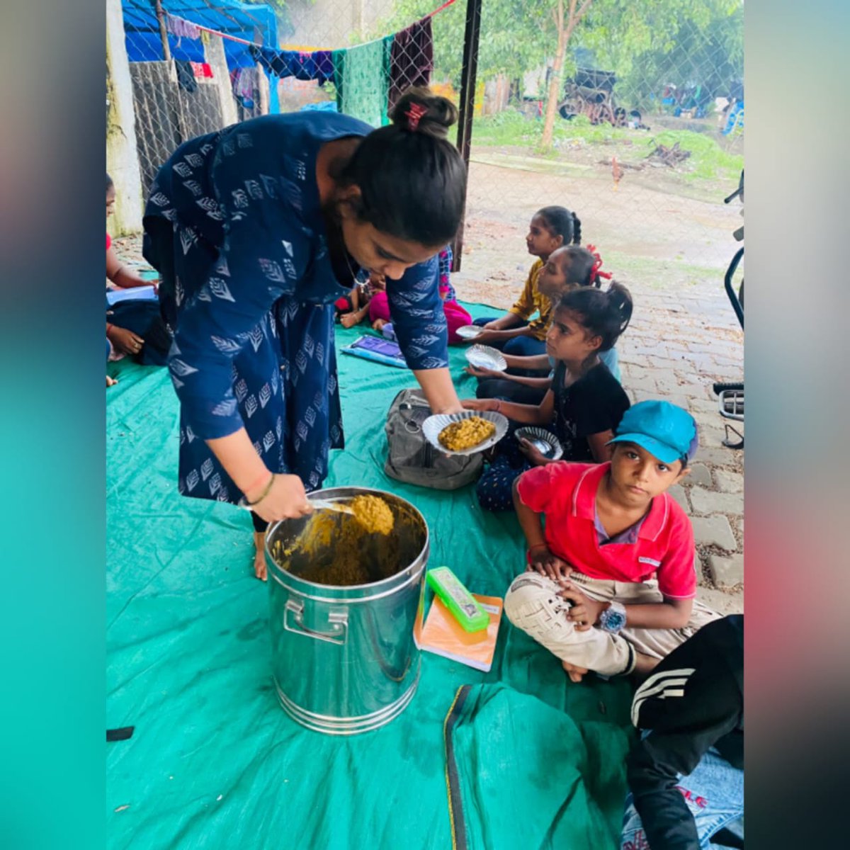 streetschool06's tweet photo. બાળકોને દરરોજ ઘરે થી બનાવેલો નાસ્તો આપવામાં આવે છે.જેમાં દરરોજ અલગ અલગ વાનગી આપવામાં આવે છે જેમકે,મસાલા મગ,ચણા,દાળ ભાત,મસાલા ખિચડી-છાસ વગેરે આપવામાં આવે છે.તમે પણ બાળકો માટે એક સમય નું ભોજન આપી શકો છો.#foodforchildren #homemade #unicef #pmo #pmmodi https://t.co/JQ92VLpL4Q