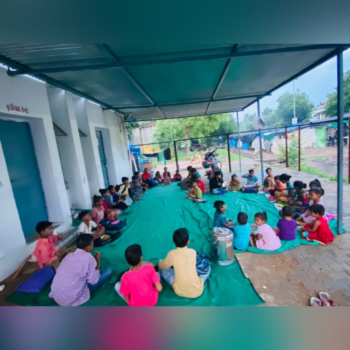 streetschool06's tweet photo. બાળકોને દરરોજ ઘરે થી બનાવેલો નાસ્તો આપવામાં આવે છે.જેમાં દરરોજ અલગ અલગ વાનગી આપવામાં આવે છે જેમકે,મસાલા મગ,ચણા,દાળ ભાત,મસાલા ખિચડી-છાસ વગેરે આપવામાં આવે છે.તમે પણ બાળકો માટે એક સમય નું ભોજન આપી શકો છો.#foodforchildren #homemade #unicef #pmo #pmmodi https://t.co/JQ92VLpL4Q