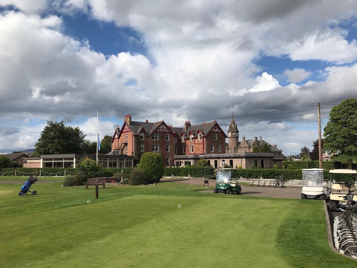 GolfTricks's tweet photo. What a treat to finally visit @edzellgolfclub last night and to celebrate a delayed attendance thanks to #covid.
Many thanks for such a lovely welcome
#golftricks #trickgolf #golfentertainment #socialevening https://t.co/VhhAH1jFKx