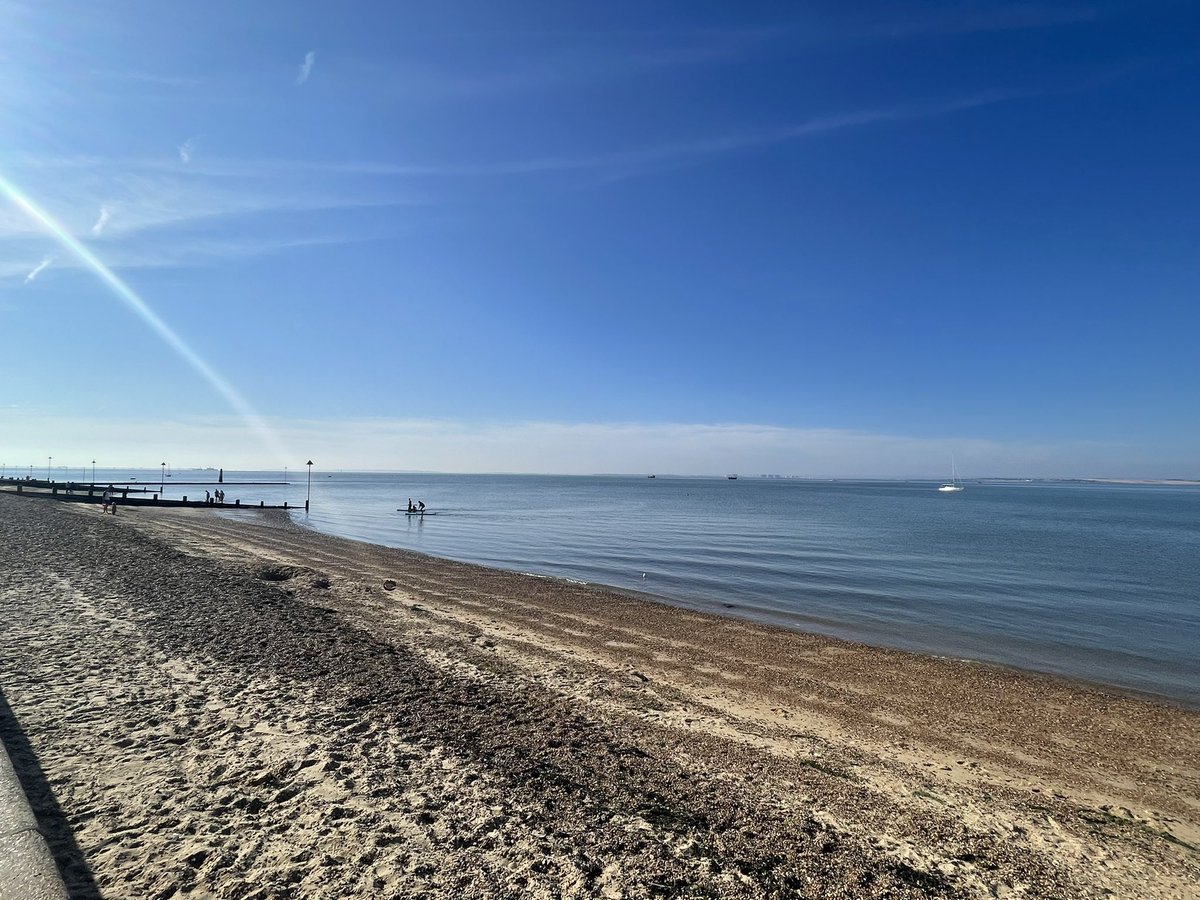 FeeebsC's tweet photo. Early morning walk along the seafront - just glorious! #stepssmashed #getupandgo #SaturdayMorning #SaturdayVibes #nofilter https://t.co/X7oUFLEDFQ