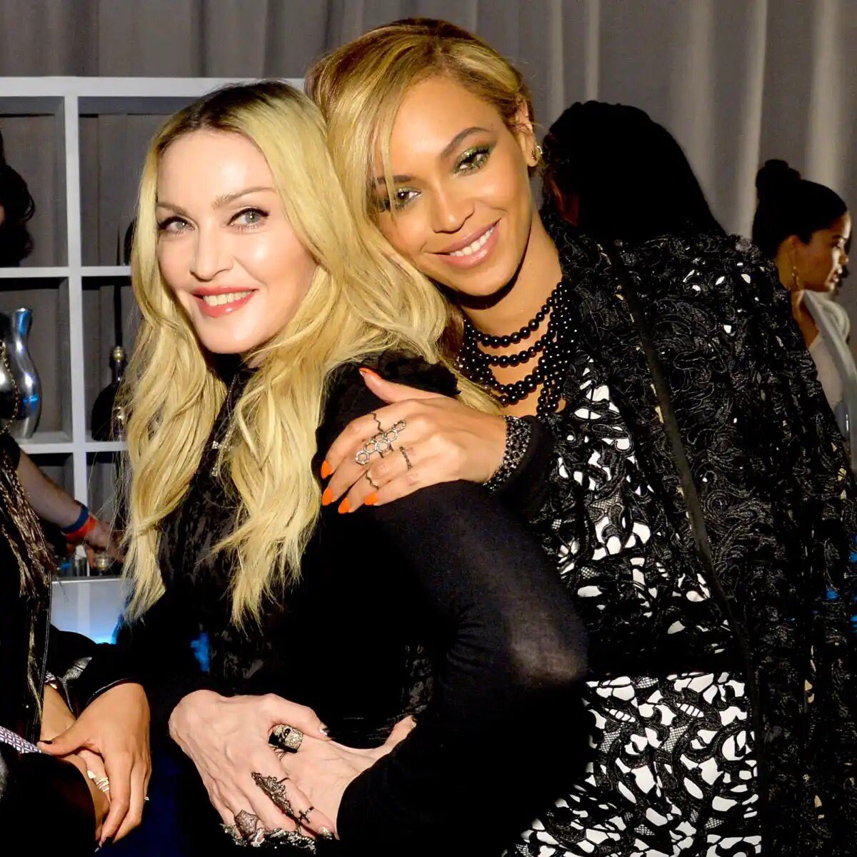 #Beyonce, Break my Soul şarkısının yeni yayınlanan remix versiyonu için #Madonna’nın ikonik şarkısı Vogue’dan samplelar kullandı. “Break My Soul (The Queens Remix)” adını verdiği yeni remix/mahsup dijital platformlarda yayınlandı. Dinlemek için: open.spotify.com/track/4DukzQv7…