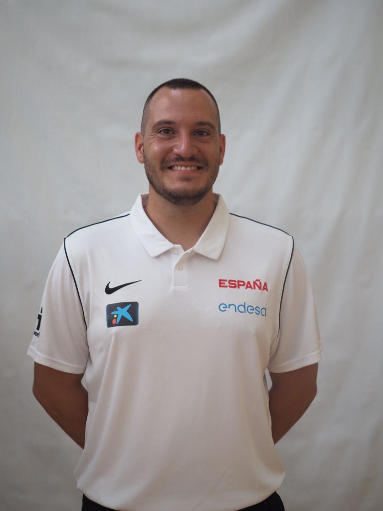 fbclm's tweet photo. SELECCIONES| Jorge Megia, entrenador del staff @fbclm ha vuelto a participar por segundo año consecutivo en la concentración U12 celebrada en Iscar por la @BaloncestoESP 

#pasionxbasketCLM
#abrelosojosnoalbullying https://t.co/tQBpYUSRBq