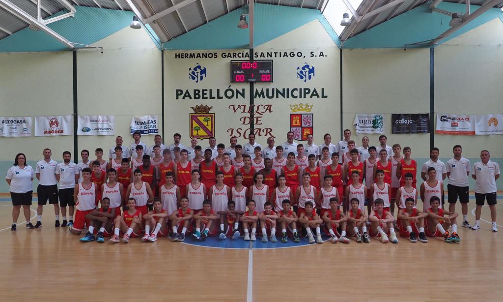 fbclm's tweet photo. SELECCIONES| Jorge Megia, entrenador del staff @fbclm ha vuelto a participar por segundo año consecutivo en la concentración U12 celebrada en Iscar por la @BaloncestoESP 

#pasionxbasketCLM
#abrelosojosnoalbullying https://t.co/tQBpYUSRBq