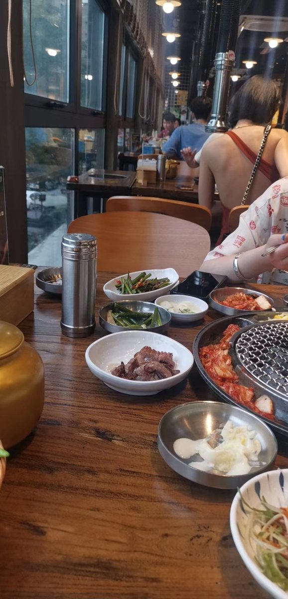 还是韩国街养眼 一个比一个穿的少😳😳😳