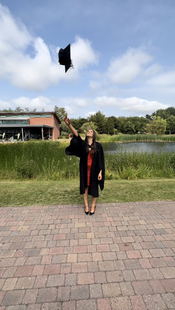 MissEDavin_EHU's tweet photo. I did it👩🏻‍🎓 #Classof2022 https://t.co/rhy1kTYCsA