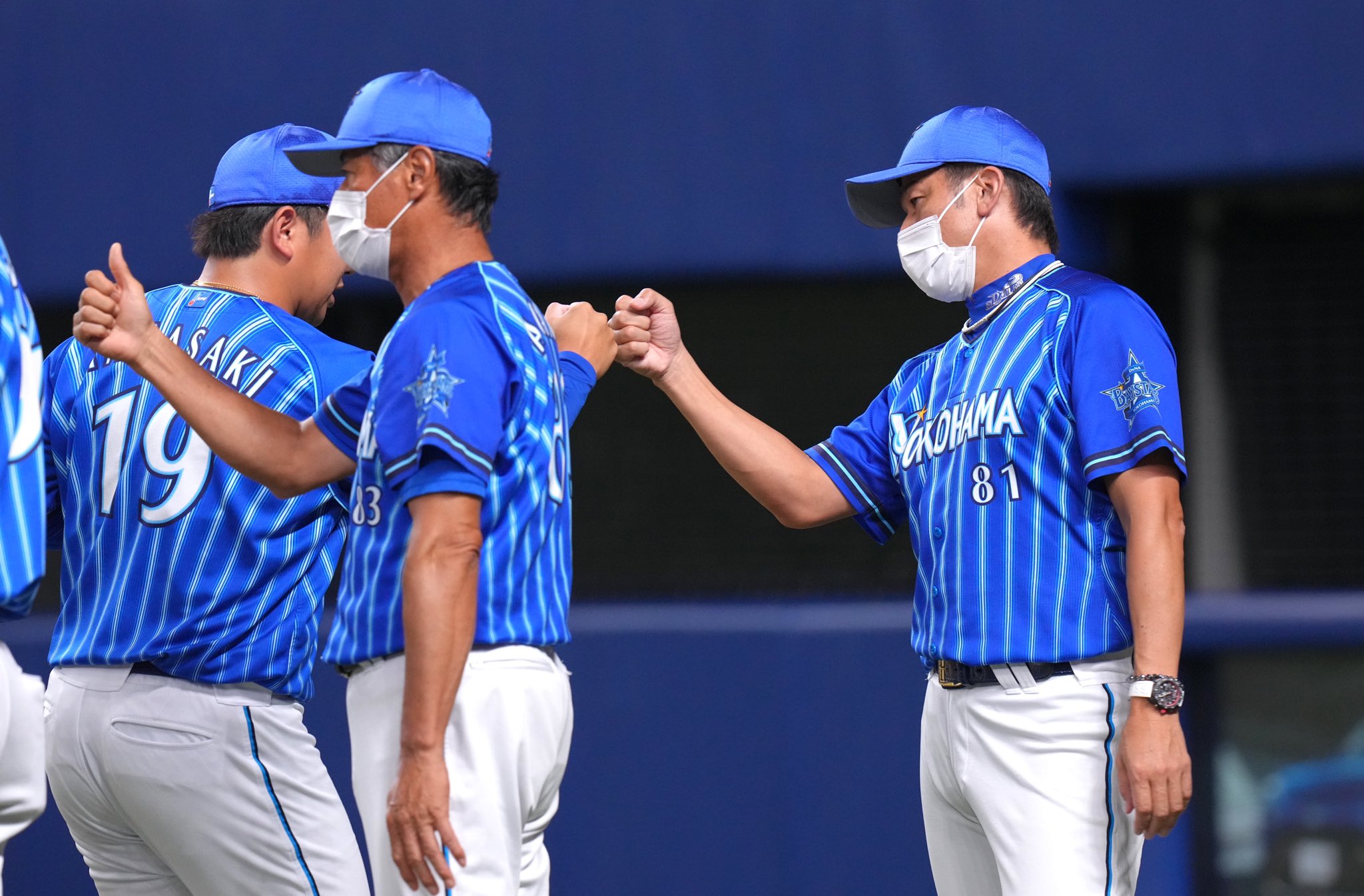限定100 三浦大輔 16 現役最終登板 メモリアル フォトパネル 実使用アンツーカー封入 ベイスターズ スポーツ新聞付き Vos Autos Nl