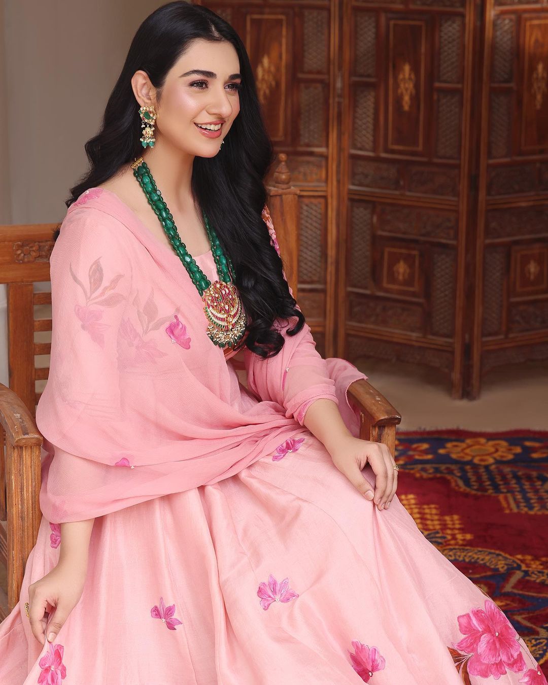 Monthly Andaz e Jahan on X Pretty actress Sarah Khan s new hairstyle. One of the best Pakistani TV actresses Sarah Khan recently posted photos of her new look on her Instagram and