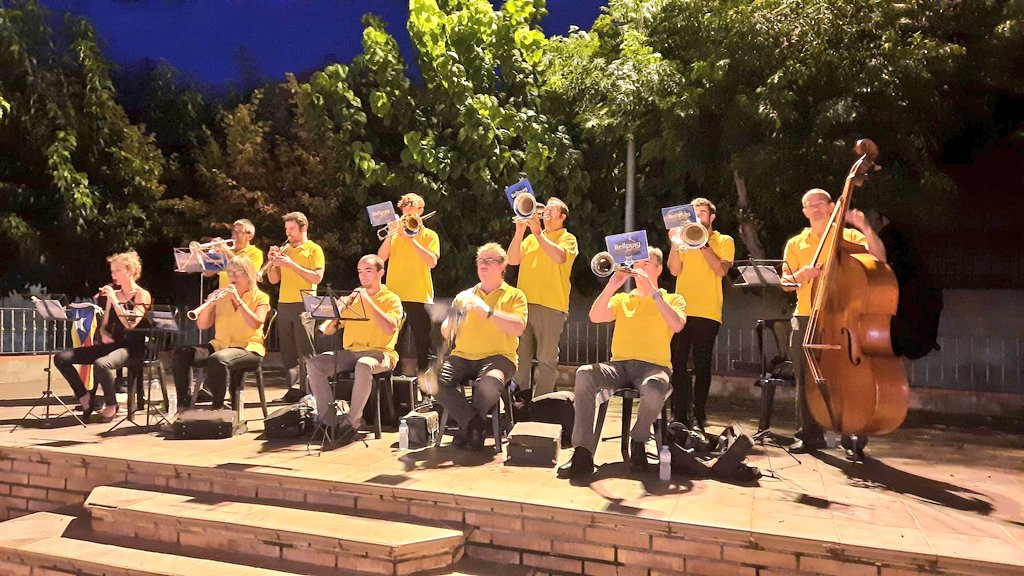 ⛈️ Ahir després de la pluja va arribar la calma a #Alfés i vam poder gaudir d'una gran ballada de sardanes 🎶, en una de les parades de la XVIIa Volta Comarcal Sardanes a la Fresca.
👏🏼Gràcies a totes les colles sardanistes i a la <a href="/BellpuigCobla/">Bellpuig Cobla</a> per posar-hi una música esplèndida!