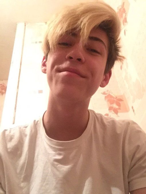 Does white hair look good on me? https://t.co/EQv6gPly1Y