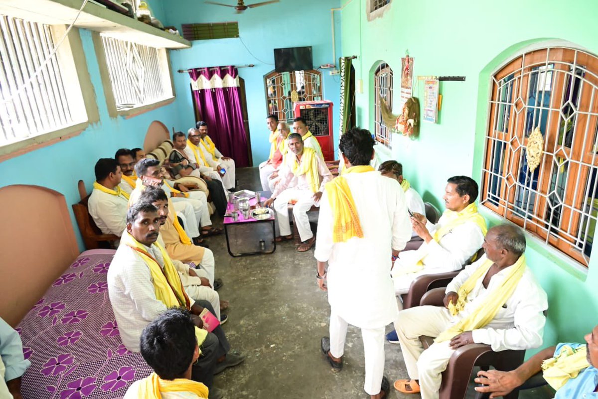 अपनी कर्मभूमि जहूराबाद क्षेत्र की ग्रामसभा पैकवली निवासी श्री योगेन्द्र खरवार जी सड़क दुर्घटना में जख्मी हो गए थे आज निजनिवास पहुंचकर उनका कुशलक्षेम जाना।।
