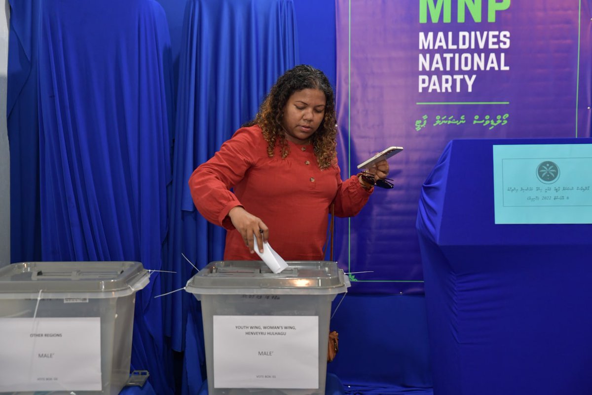 MNP_Secretariat's tweet photo. މިއަދު ކުރިއަށްދާ އެމްއެންޕީގެ ޤައުމީ ހިންގާ ކައުންސިލް އިންތިޚާބުގައި ޕާޓީގެ ލީޑަރޝިޕްގެ ބައެއް ބޭފުޅުންނާއި ޕާޓީގެ އިންޓެރިމް އެގްޒެކެޓިވް ކައުންސިލްގެ ބައެއް މެންބަރުންވެސް މިހާތަނަށް ވަނީ ވޯޓު ލައްވާފައެވެ.
@MNPWomen https://t.co/DZ4OdBXfOP
