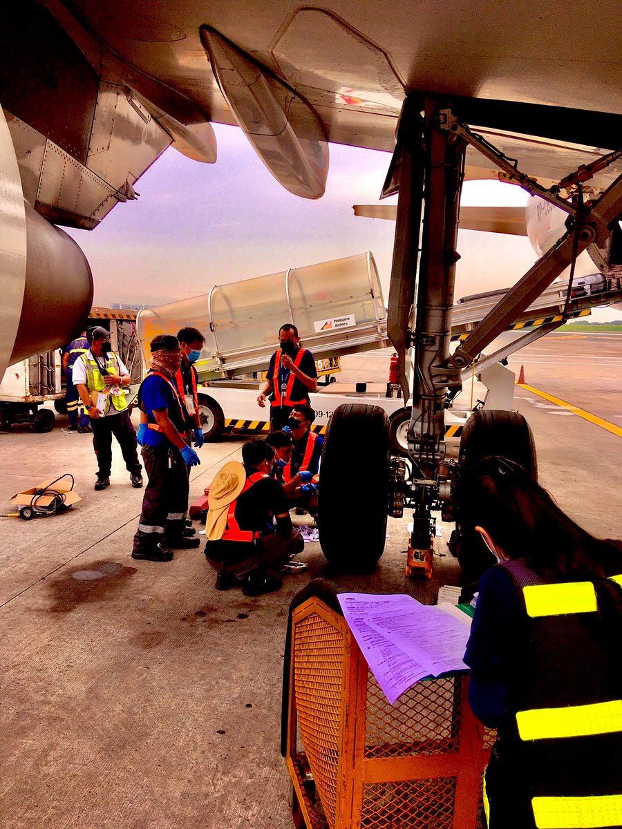 iAmBilly_Ray22's tweet photo. One day at work! #aircraftmechanic #aviation #A320 #airbus https://t.co/fDcPOHyH9i