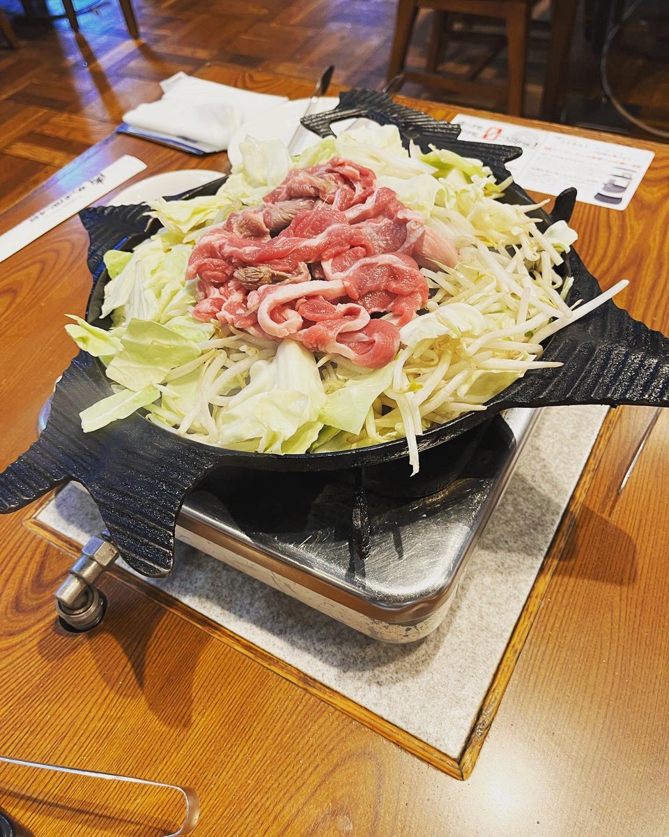 seira2330's tweet photo. 2日連続のジンギスカン！
パフェは2000円以上の高級パフェでした！
明日帰らないといけないよーーー https://t.co/JGqZWNHof3