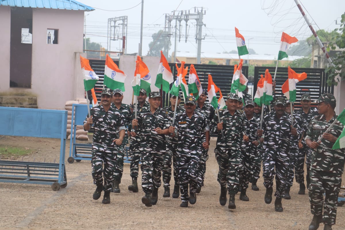 160Bn organised "TIRANGA RALLY " in its AOR near Railway station Jmu under the Theme HAR GHAR TIRANGA and motivated people to hoist Tiranga in their respective homes under the campaign Azadi Ka Amrit Mahoutsav. <a href="/crpfindia/">🇮🇳CRPF🇮🇳</a> <a href="/jammusector/">jammu sector crpf</a> <a href="/WSCRPF2016/">WESTERN SECTOR CRPF</a>