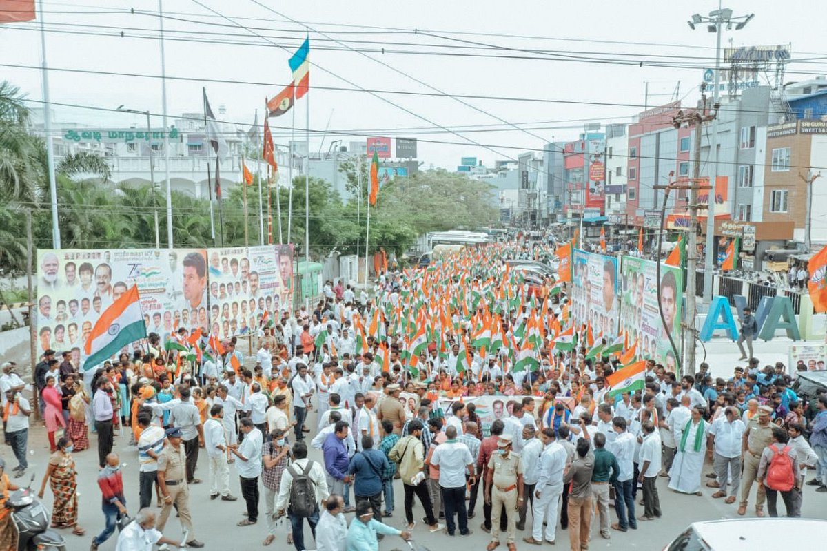 annamalai_k's tweet image. அன்பு, தியாகம், வளம் ஆகியவற்றின் அடையாளமாக, கால சக்கரங்களைக் கடந்து, நம் தேசபக்தியின் சின்னமாக, தெய்வீக ஒளி வீசுகிறது நமது மூவர்ணக் கொடி. 

பெருமைக்குரிய நம் இந்திய நாட்டின் அடிமை விலங்கை அடித்து நொறுக்கிய நம் சுதந்திரப் போராளிகளின் தியாகத்தின் அடையாளமான மூவர்ண யாத்திரை,...(1/4)