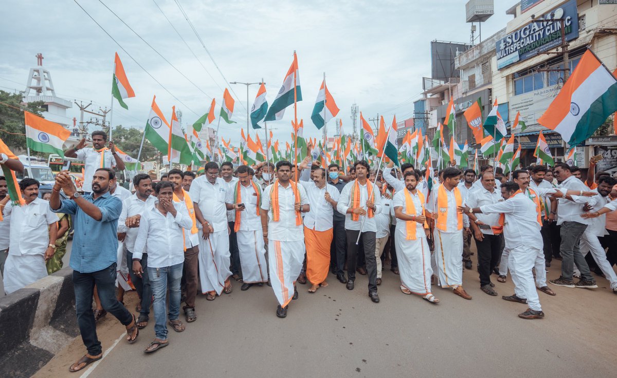 annamalai_k's tweet image. அன்பு, தியாகம், வளம் ஆகியவற்றின் அடையாளமாக, கால சக்கரங்களைக் கடந்து, நம் தேசபக்தியின் சின்னமாக, தெய்வீக ஒளி வீசுகிறது நமது மூவர்ணக் கொடி. 

பெருமைக்குரிய நம் இந்திய நாட்டின் அடிமை விலங்கை அடித்து நொறுக்கிய நம் சுதந்திரப் போராளிகளின் தியாகத்தின் அடையாளமான மூவர்ண யாத்திரை,...(1/4)