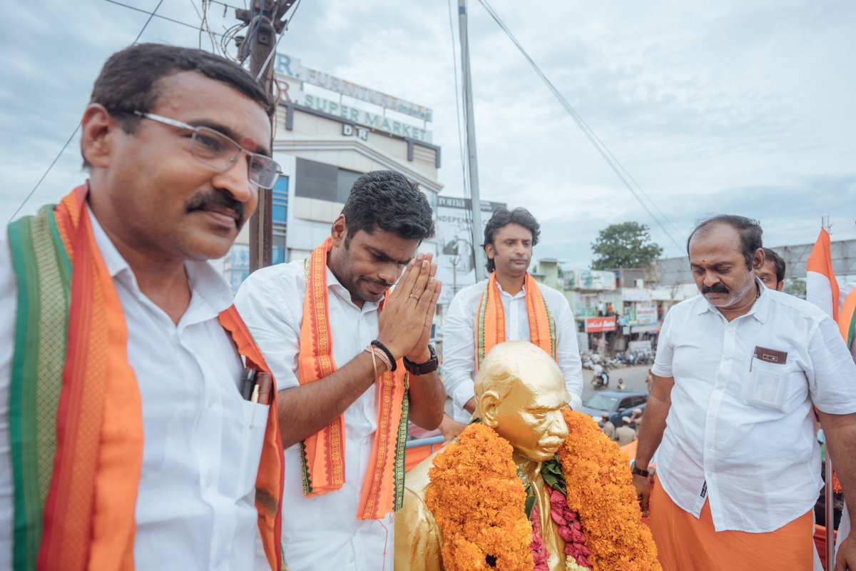 annamalai_k's tweet image. அன்பு, தியாகம், வளம் ஆகியவற்றின் அடையாளமாக, கால சக்கரங்களைக் கடந்து, நம் தேசபக்தியின் சின்னமாக, தெய்வீக ஒளி வீசுகிறது நமது மூவர்ணக் கொடி. 

பெருமைக்குரிய நம் இந்திய நாட்டின் அடிமை விலங்கை அடித்து நொறுக்கிய நம் சுதந்திரப் போராளிகளின் தியாகத்தின் அடையாளமான மூவர்ண யாத்திரை,...(1/4)