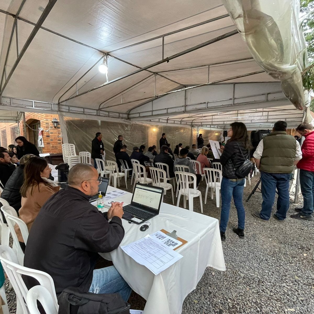 senabicopy's tweet photo. La SENABICO informa que ha concluido con éxito la VI Subasta Pública de Bienes Comisados. En la misma, fueron subastados inmuebles, vehículos y productos varios. Se ha recaudado la suma de Gs. 1.256.685.000, que será depositada en la cuenta del Tesoro Público del @Haciendapy https://t.co/z8Hxk7NDsW