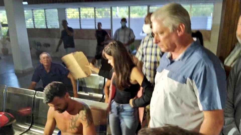 Esa es la grandeza de la #RevolucionCubana como nos enseñó #FidelPorSiempre. <a href="/DiazCanelB/">Miguel Díaz-Canel Bermúdez</a> visita a los heridos en el hospital. #FuerzaMatanzas