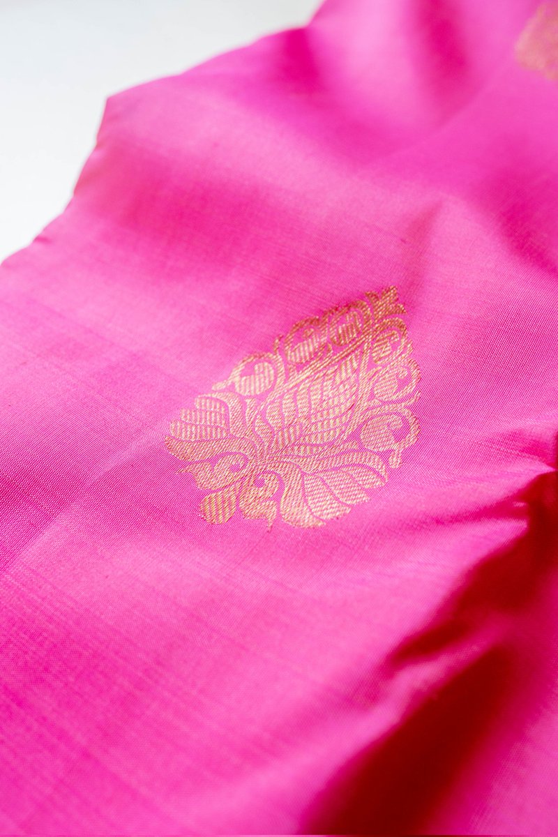 hippierutu's tweet photo. https://t.co/if0YY6ztQE
Handwoven in Anekal with pure mulberry silk in Kancheepuram style. 
PC: @harshitasarathi
#SilkSarees
#HandloomSilks
#HandwovenSilks
#Heirlooms
#HeirloomSilks
#SilksofKarnataka
#silksarees 
#karnatakaSilks 
#handloomsilksarees https://t.co/GZflI2yhXj