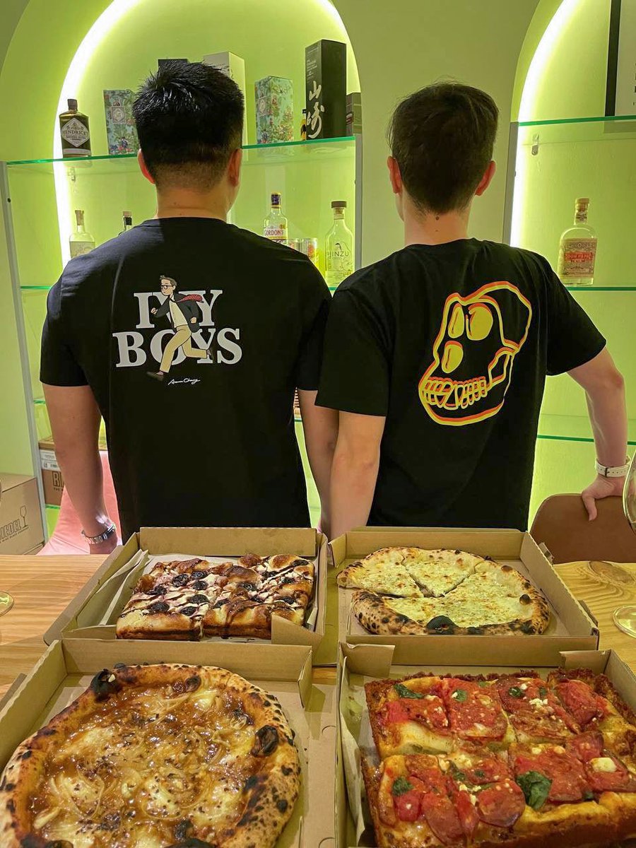 criticalz_eth's tweet photo. Happy weekends! Some homemade R&amp;D Pizza 🍕 with lots of unique wine from different parts of the world 🌎 at @boundbywine 

IRL Wine 🍷 gang and Web3.0 brother @brownworkglov3 

@BoredApeYC x @BBRCOfficial https://t.co/Sk6VbepVIt
