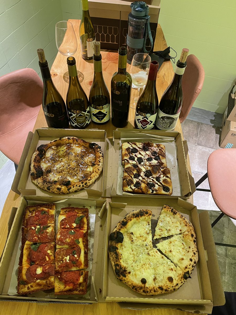 criticalz_eth's tweet photo. Happy weekends! Some homemade R&amp;D Pizza 🍕 with lots of unique wine from different parts of the world 🌎 at @boundbywine 

IRL Wine 🍷 gang and Web3.0 brother @brownworkglov3 

@BoredApeYC x @BBRCOfficial https://t.co/Sk6VbepVIt