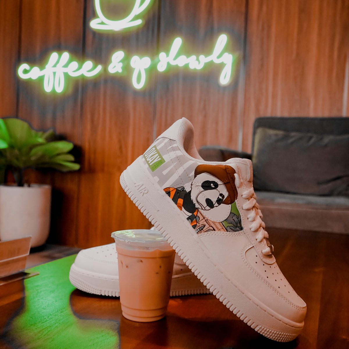 MrSimplyCustom's tweet photo. Opening the chat to Coin-Holders are the best news I've read today. After makin bunch of custom sneakers of OKB Sneakers - Finally made it to the Fountain and chill with my coffee! #WAGBO #OkayBears #OkayGold #NFT #Solana @okaybears @okaywithus https://t.co/fioiu0SlPN