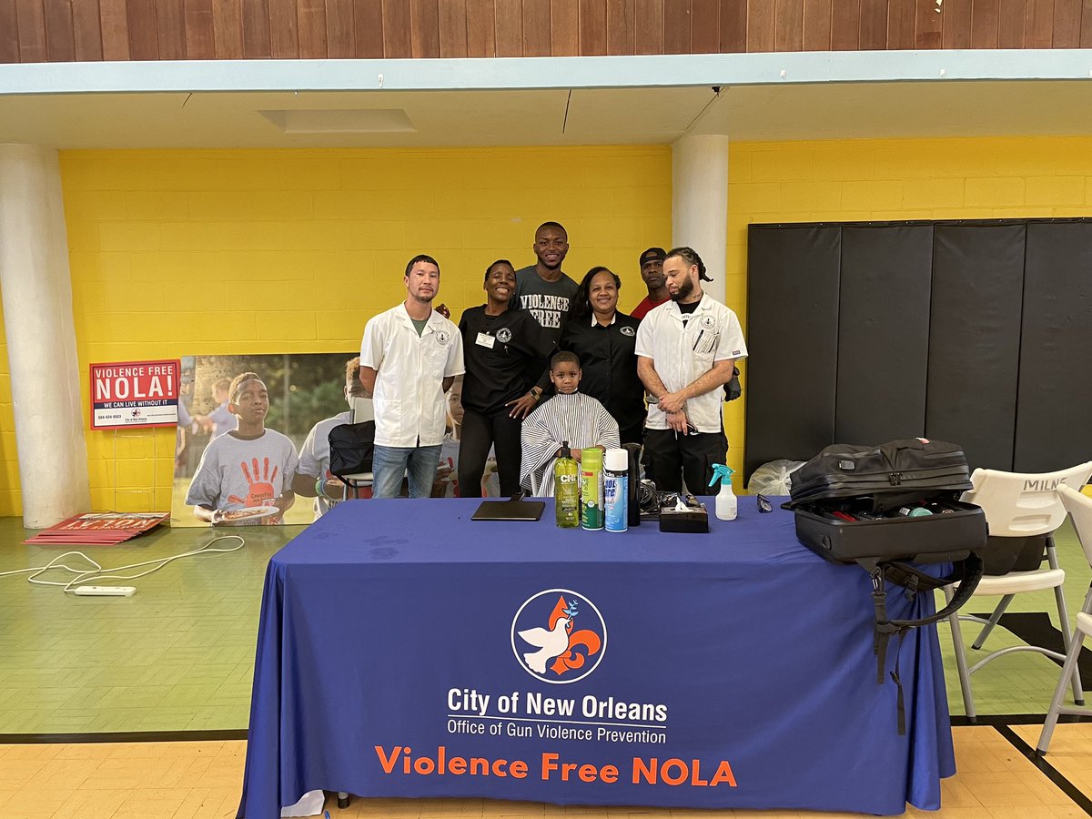 ViolenceFree504's tweet photo. Check it out! Some of our Barbers &amp; Beauticians Collective graduates gave free haircuts at the Gentilly Back to School Fair to get students looking fresh before heading back to school. 💇🏾‍♀️💇🏾‍♂️💈

Learn more about the collective &amp; how to get involved at https://t.co/PpSI8v2Gik. #nola https://t.co/gxqq3CPFUu