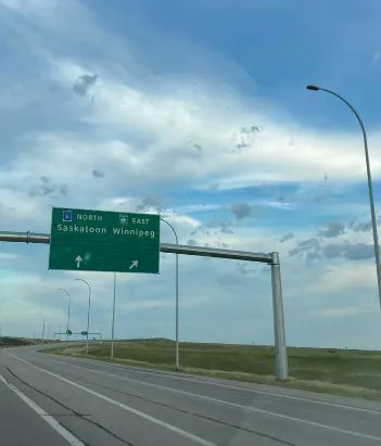 #Canadacroptour: 5 days, 2 cars, 3 provinces
At the end our teams meet in #Saskatoon to prepare the final report and the webinar to present assessments and conclusions, register here: buff.ly/3BHBn4H 
#croptour #ArgusCanadaCropTour2022 with <a href="/LeftFieldCR/">Chuck_Penner</a>