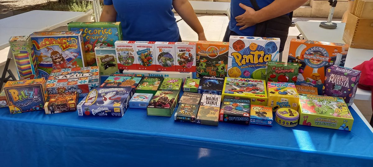 CirculoIsengard's tweet photo. Esta mañana hemos colaborado con @ParticipacionAH en las Ferias de los Santos Niños y hemos sacado nuestra ludoteca más infantil. Juegos gigantes de @Mercurio_Juegos , @Tcgfactory , @DevirIberia https://t.co/gnltU6liTi