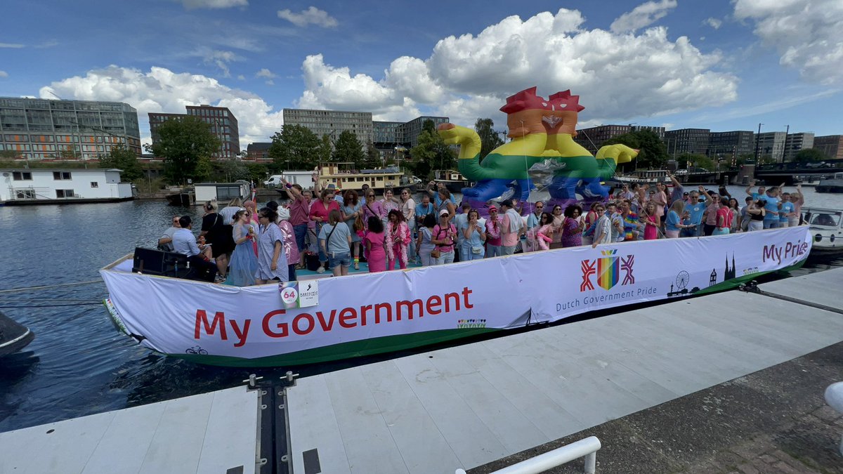 MinIenW's tweet photo. My Government, My Pride. Vandaag varen collega’s van IenW, @knmi, @OverlegFL, @InspectieLenT en @Rijkswaterstaat onder dit motto mee met de boot van Dutch Government Pride tijdens #CanalParade tijdens @AmsterdamPride 🌈 #Pride2022 #prideamsterdam 🏳️‍🌈🏳️‍⚧️ https://t.co/qpNOxl1L18