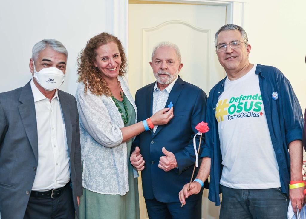 senadorhumberto's tweet photo. Cinco pessoas que querem um SUS forte se olhando. Curte e compartilha.🇧🇷 https://t.co/nWcCpsG3fc