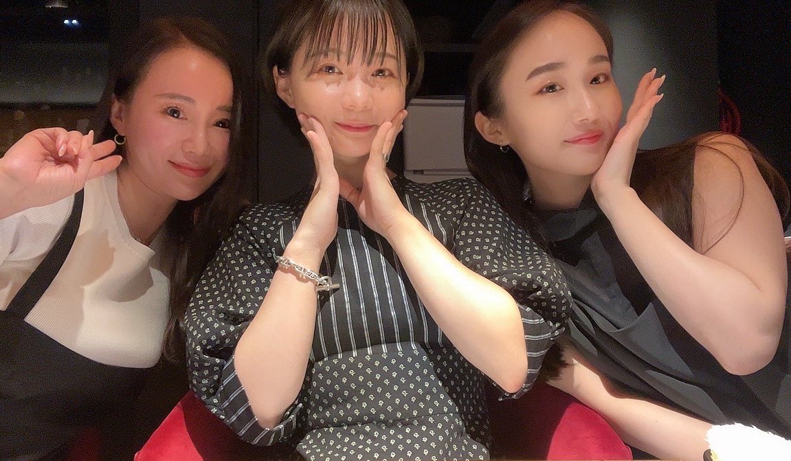 manatmnt's tweet photo. 今夜は大好きで愛用しているEVERY SKINのお二人(親子様だよ綺麗すぎるよ凄いよ)とご縁があってディナーへ🍽
凄い素敵な時間でした……☺️
肌荒れを救ってくれたEVERYSKINなんだ🥺
https://t.co/Jy5t9ij85e
ご飯もとっても美味しかったから
珍しく載せますね🥰
#everyskin #肉しゃり https://t.co/8FLumnoUJ1