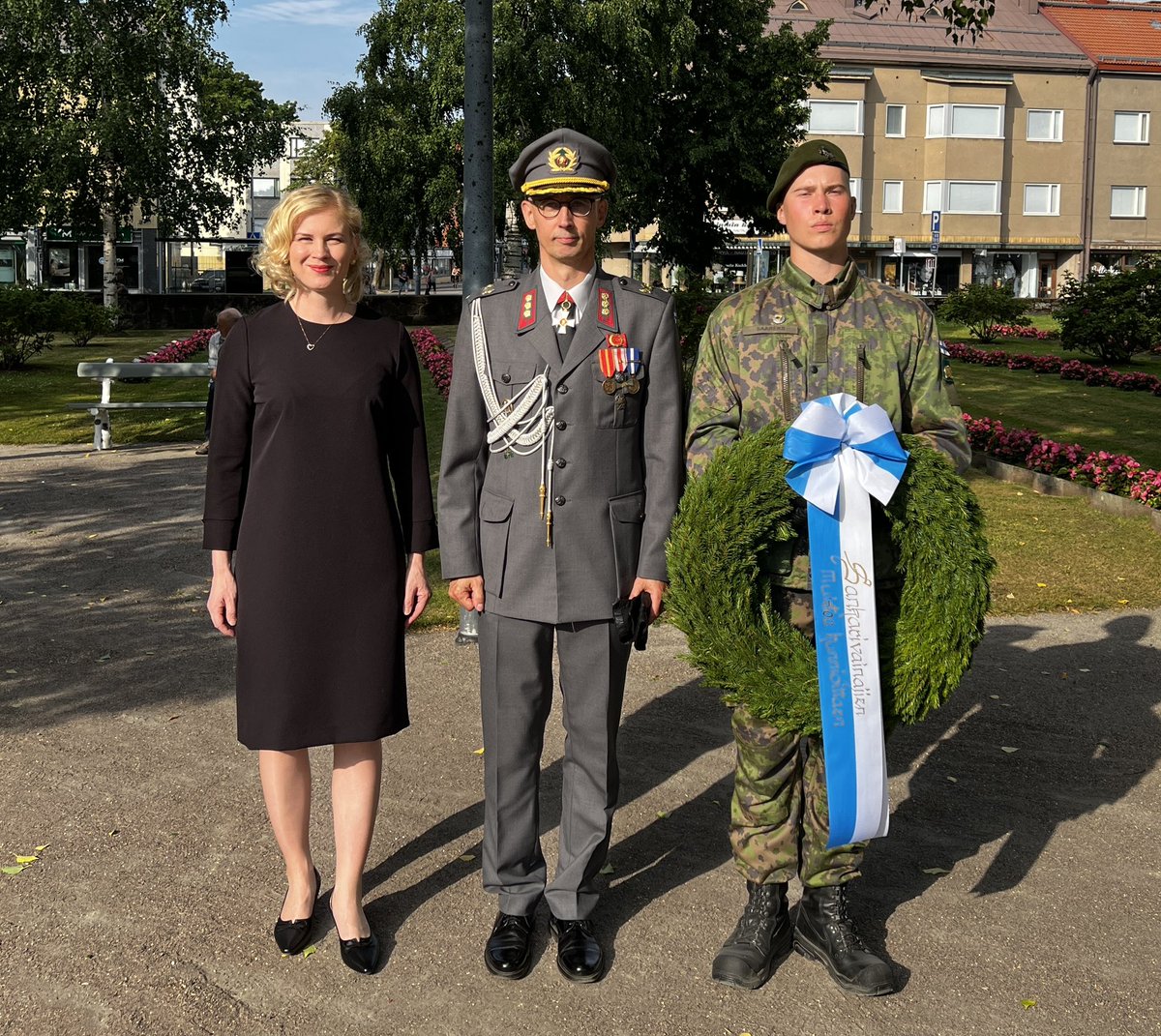 Kiitos Maakuntajohtaja Satu Sikanen, että toimit sotilasvalan ja -vakuutuksen esilukijana. Tilaisuus on arvokas ja meille tärkeä. Jääkäri Saareks - onnittelut, pidä sama asenne! Aloitimme päivä laskemalla havuseppeleen sankarihaudalla🪦 #himmetäeimuistosaa. #maask #jääkäri