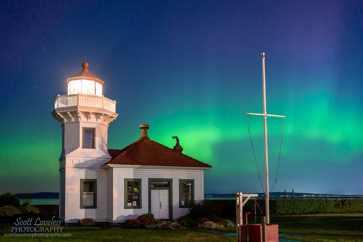 SLovelessPhoto's tweet photo. Three years ago I captured my favorite (and most popular) shot of the #northernlights in Mukilteo, WA. #lighthouse #aurora #magic https://t.co/DMaNaiHhOV