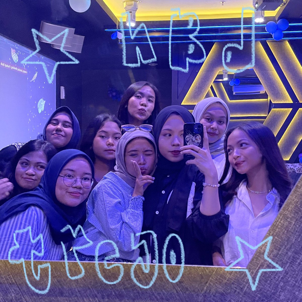 31abeille's tweet photo. 🧤💎🧃—— TEU-RAEBANG (pt 1) 

dalam rangka ANNIV TREASURE 💙🥳✨ hihi makasih tum tum janji gak bark bark bark lg pas jikjin? 🤧☝🏻 @wooaffle @stargalzing @daisy4ruto @artenanzy @ddududam @wilgraph @subienc @hyewoopie https://t.co/VyoqAnnFwo