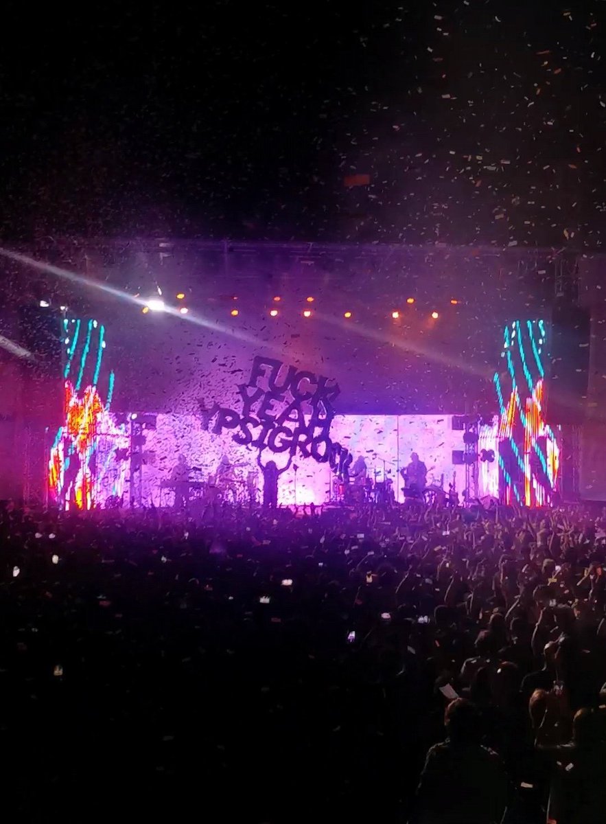 KarenLibs's tweet photo. "This is a sad song, so if we start to be sad, you just scream / A lot of things in life are sad, but tonight is amazing" Ok, Wayne. 
And you, do you (fucking) realize?! 
/ @theflaminglips live @ @ypsigrock  
#gigs #sicily #psych #theflaminglips #ypsi2022 #ypsigrock #castelbuono https://t.co/piUcVcSQLU