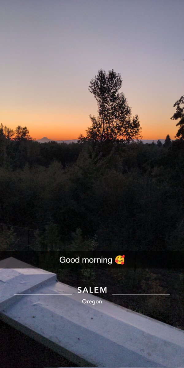 basicbecky85's tweet photo. First sunrise I was able to see from my new Oregon balcony - Literally cried tears of happiness/gratitude for it and everything that has aligned during this transition and all the love and support I continue to receive along the way ♥️ https://t.co/cnsni8deKg