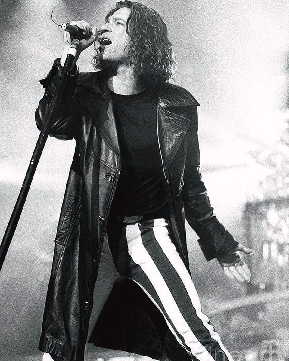 Hutch_Legend's tweet photo. Striding into the weekend…🤍🖤🤍🖤🤍
*photographer unknown 
#weekend #blackandwhitephotography #michaelhutchence #inxs #80smusic #90smusic #90sfashion #rocknroll #rockphotography #frontman #legend https://t.co/08kzL1aMMX