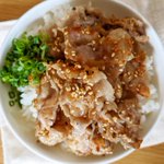 レモンでさっぱりとした味わいに。豚バラ塩レモン丼。